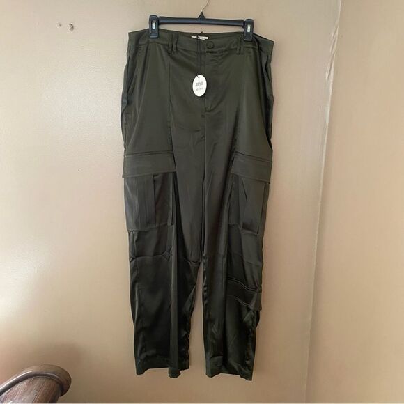 NWT REMI x REVOLVE Sydney Cargo Pant Dark Green satin finish wide leg plus 1X - Picture 7 of 11